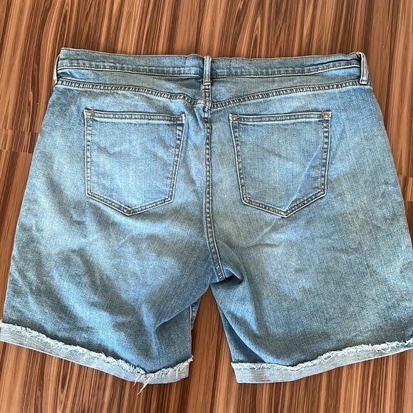 GAP Bermuda Distressed Shorts Size 42 - Picture 5 of 9